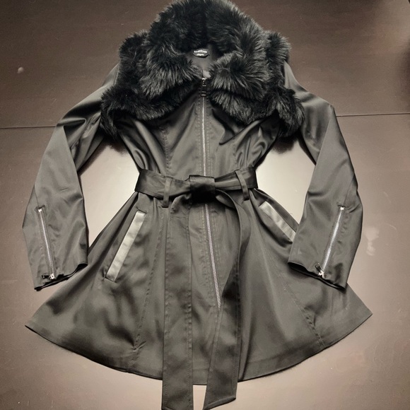 Black trench coat with faux fur shrug collar - Picture 3 of 16